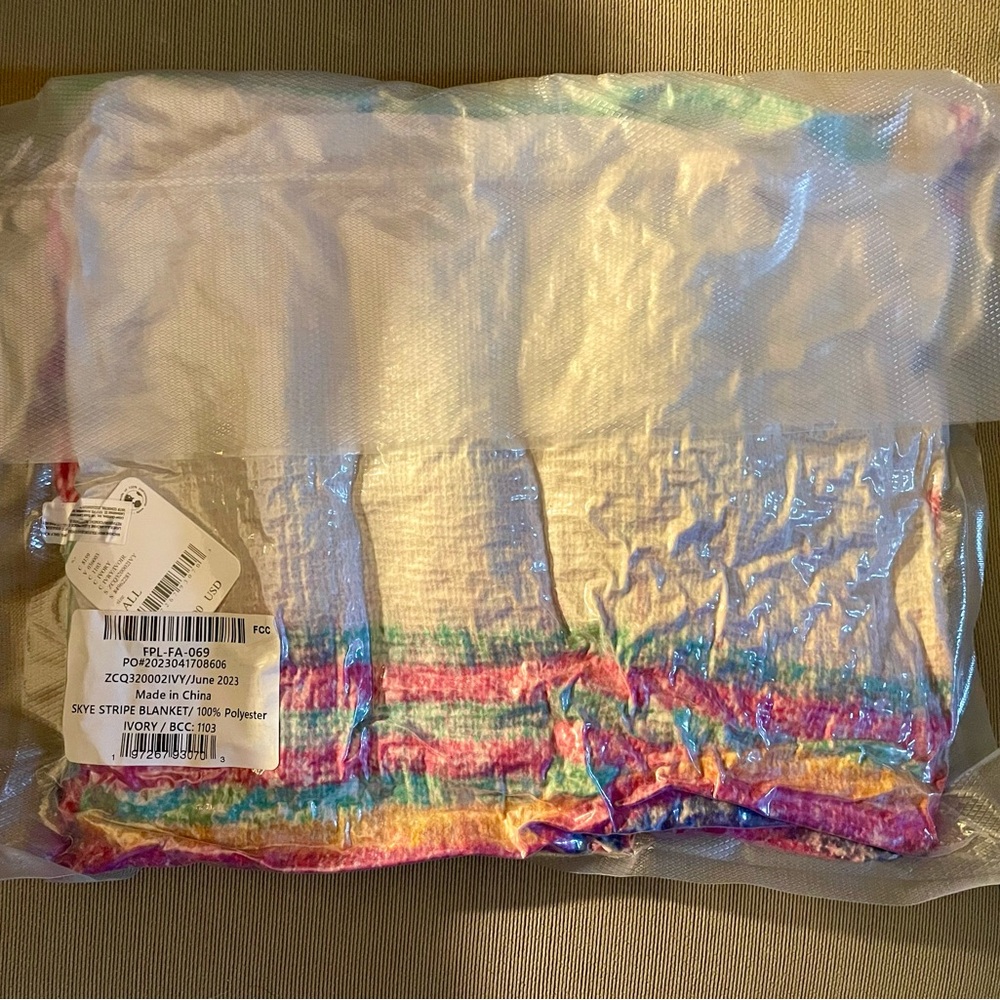 🔥🆕 Free People FP Fringe Striped Throw Blanket🔥 - Picture 4 of 9